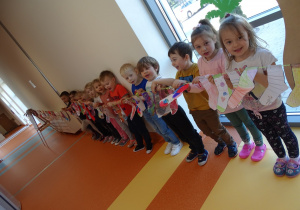 10 Dzieci trzymają kolorowe skarpetki